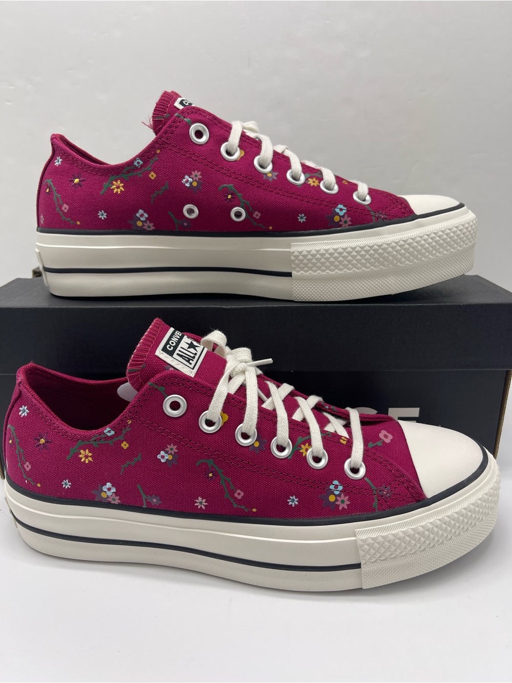 Converse A15535C
CTAS LIFT OX
SPORTY BERRY/VINTAGE WHITE Platform Sneakers